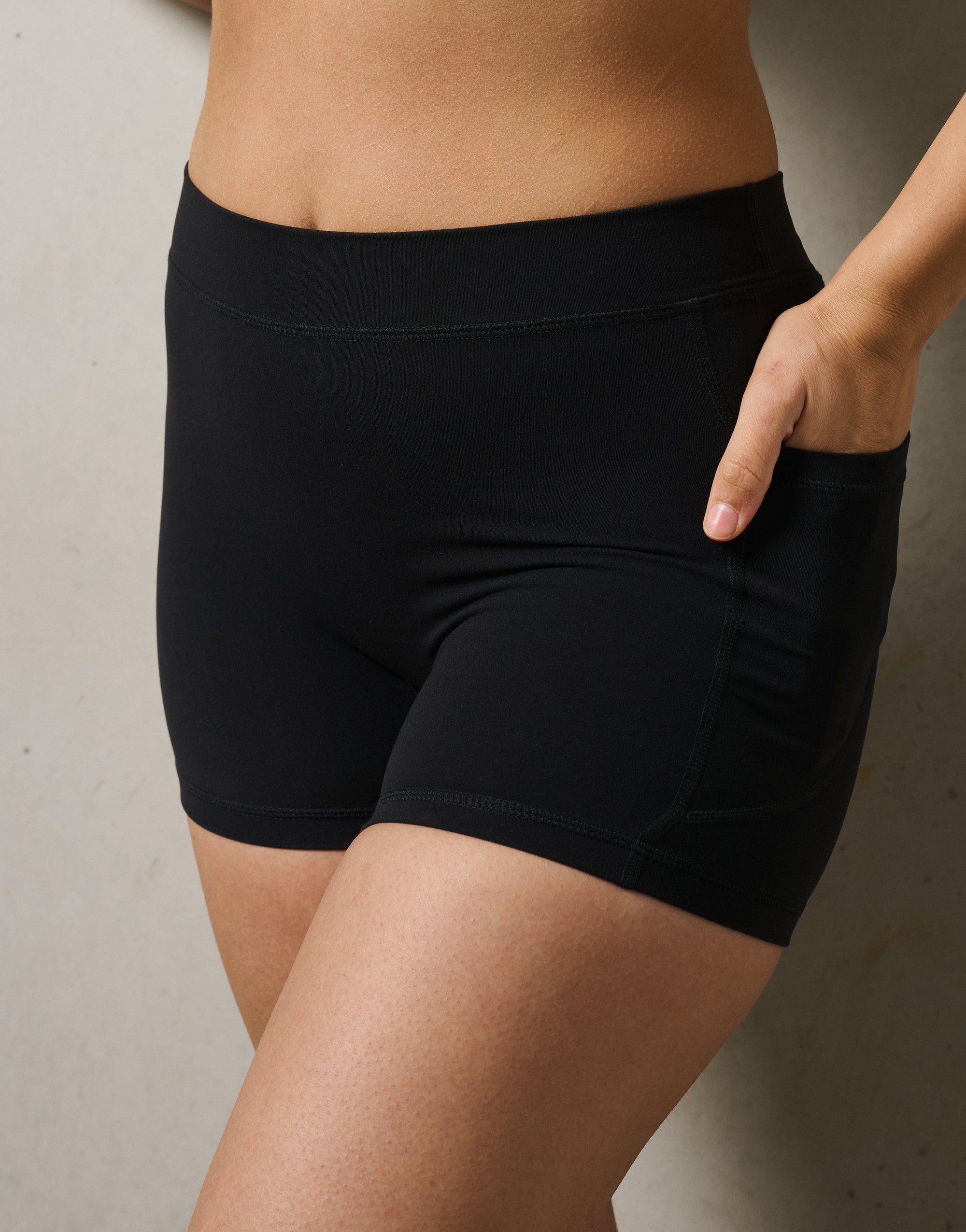 Ascend Pocket Mid-Waist Shorts 4" - Black