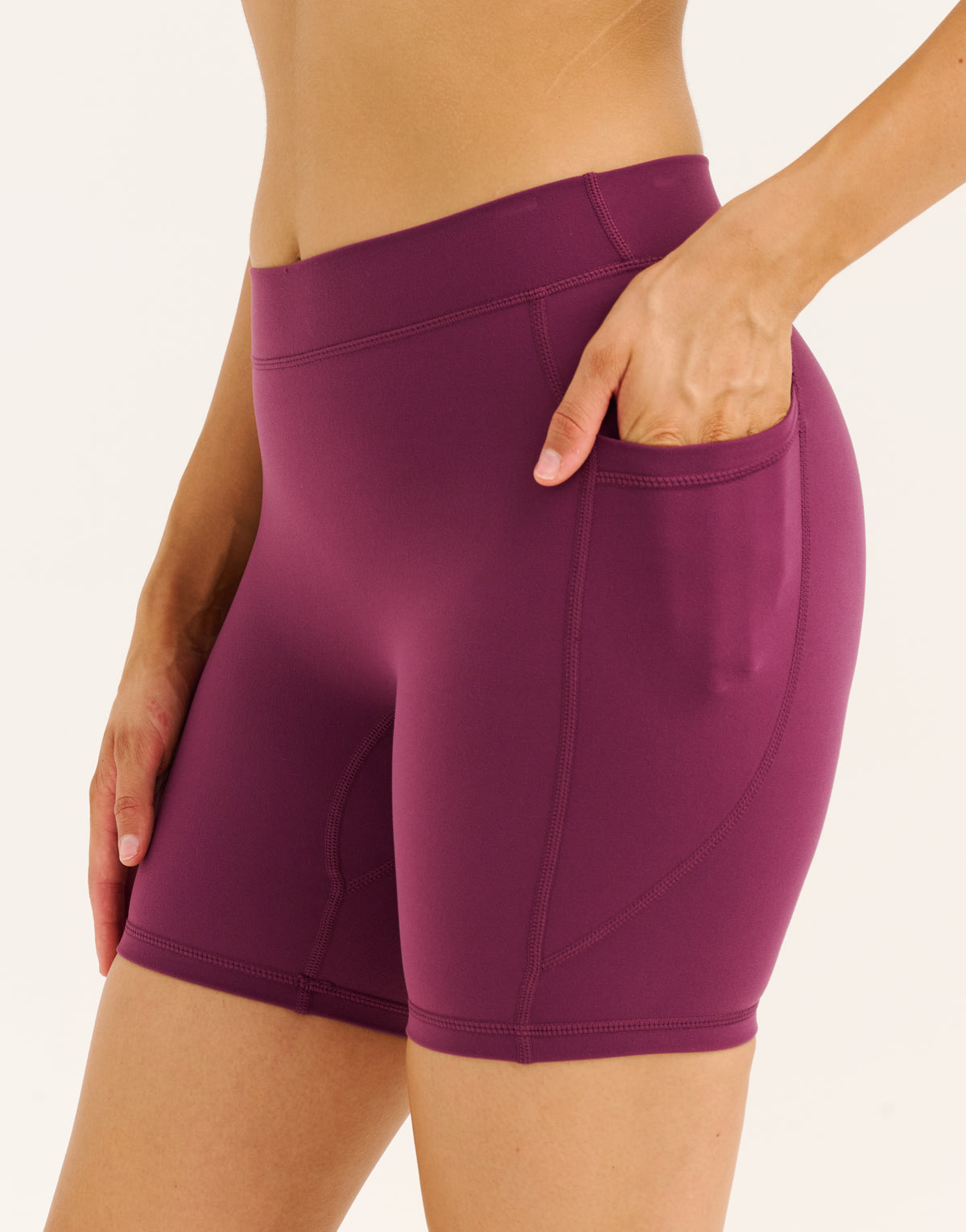 Ascend Pocket Mid-Waist Shorts 6" - Blackberry